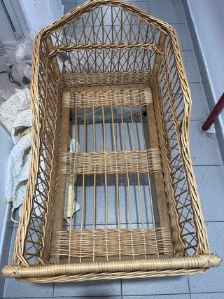 Moisés de mimbre para bebés.