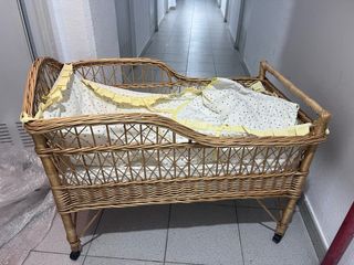 Moisés de mimbre para bebés.