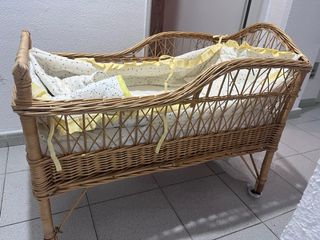 Moisés de mimbre para bebés.