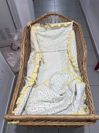Moisés de mimbre para bebés.