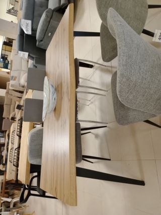 Mesa de comedor de madera y metal