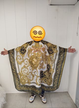 Capa de barbero con estampado de leones