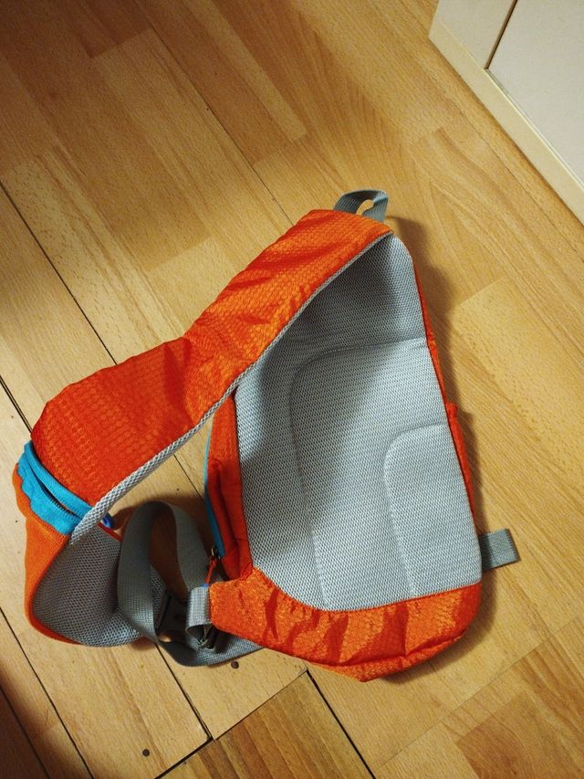Mochila bandolera naranja y azul