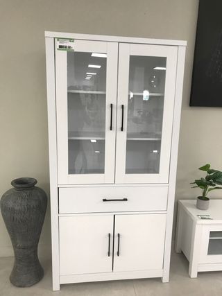 Vitrina de cristal y madera blanca