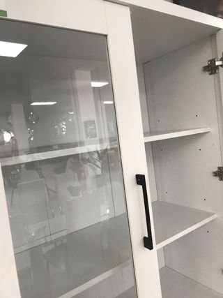 Vitrina de cristal y madera blanca