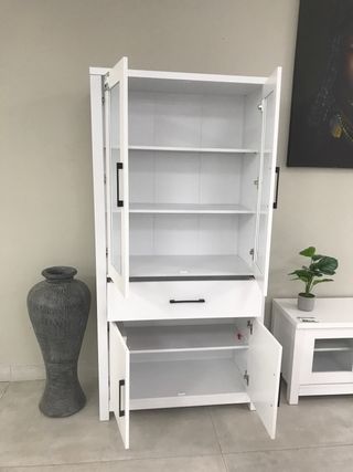 Vitrina de cristal y madera blanca