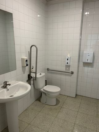 Se alquila / vende bajo comercial para negocio