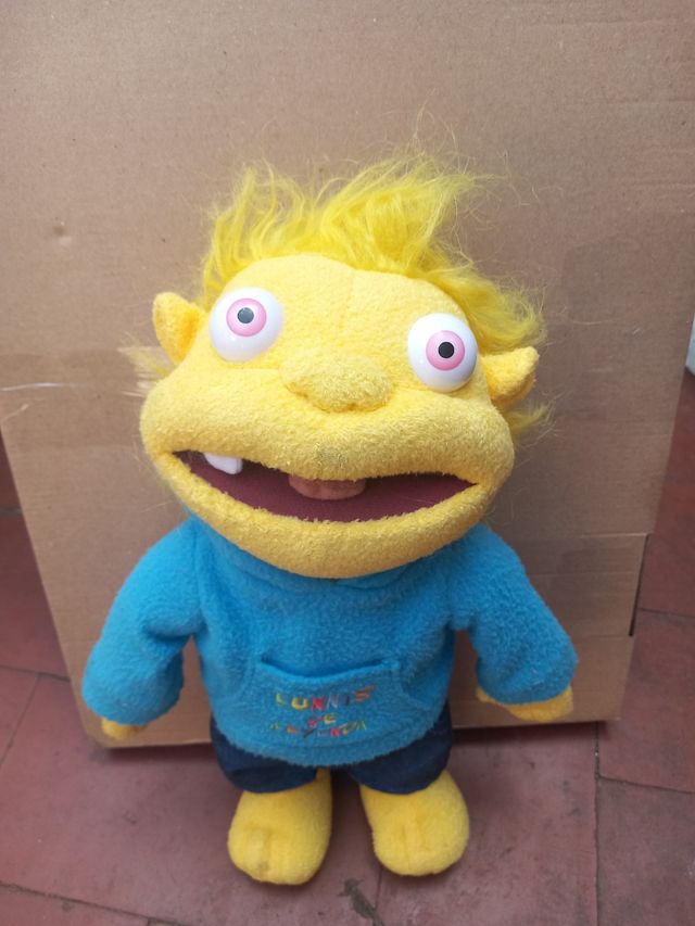 Bambola di peluche gialla con felpa blu