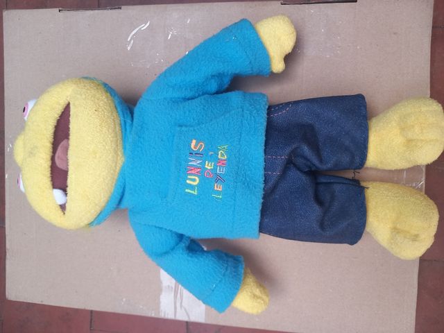 Bambola di peluche gialla con felpa blu