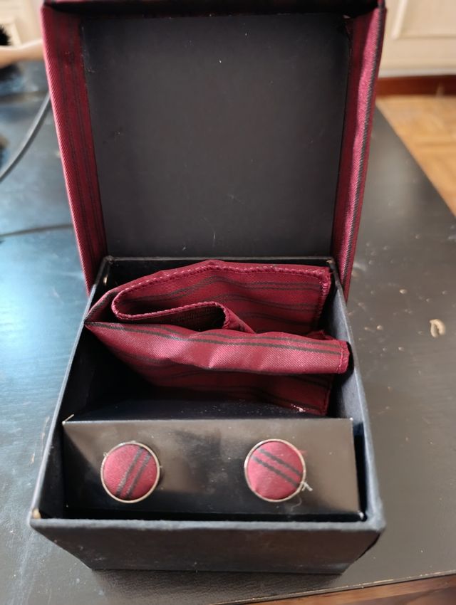 Conjunto Gemelos y Pañuelo Rayas Rojo y Negro