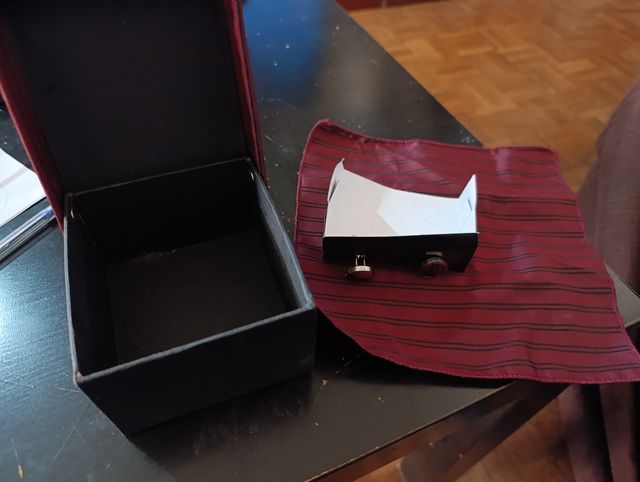 Conjunto Gemelos y Pañuelo Rayas Rojo y Negro