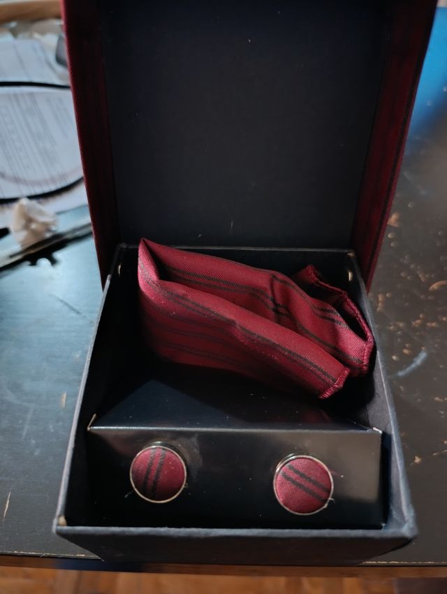 Conjunto Gemelos y Pañuelo Rayas Rojo y Negro