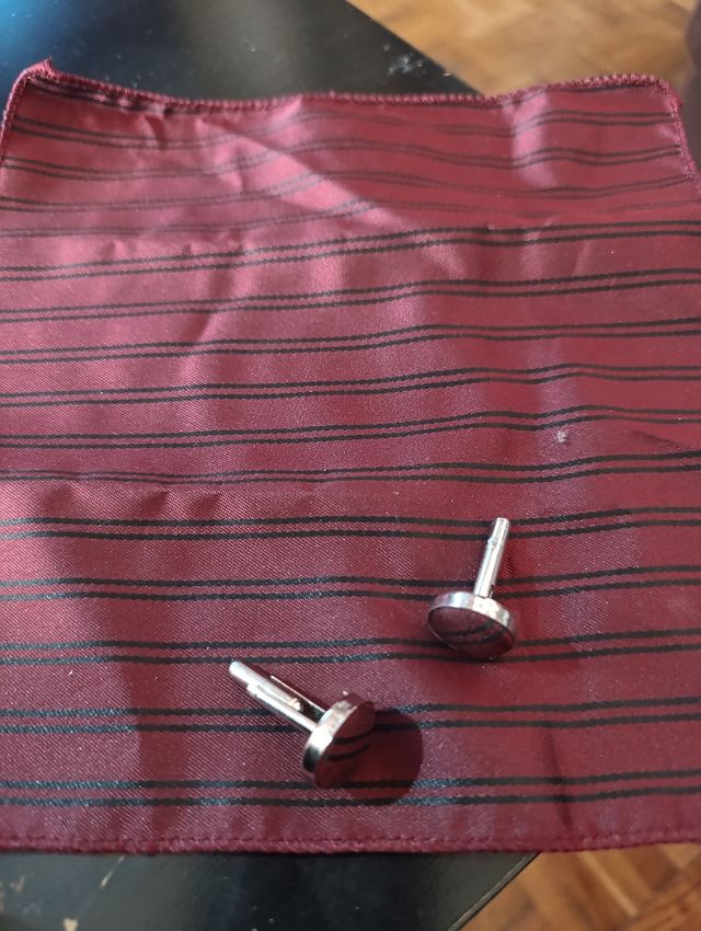 Conjunto Gemelos y Pañuelo Rayas Rojo y Negro