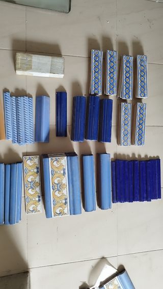 Cenefa cerámica azul y dorada