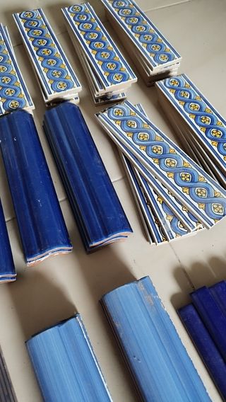 Cenefa cerámica azul y dorada