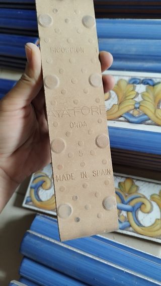 Cenefa cerámica azul y dorada