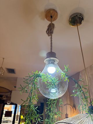 Lámpara de techo colgante de cristal y madera