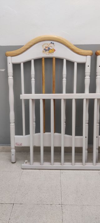 Cuna de madera blanca con detalles