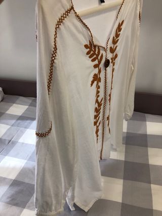 Blusa Cortefiel bordada blanca