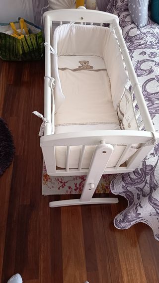Minicuna madera con ropa y colchón