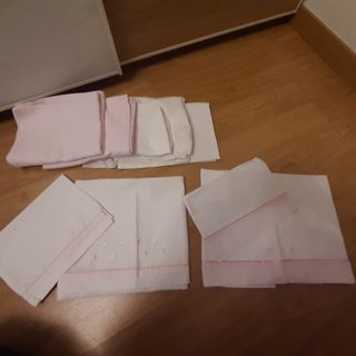 Minicuna madera con ropa y colchón