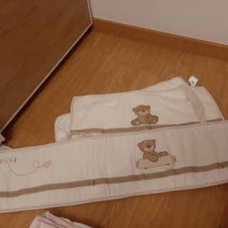 Minicuna madera con ropa y colchón