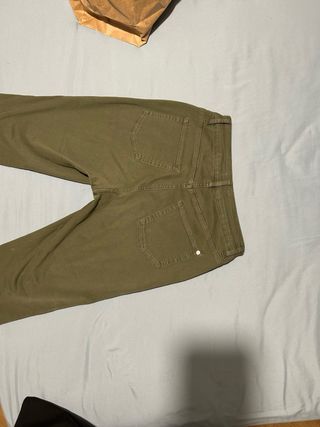 Jean verde marca Ted Baker London. 