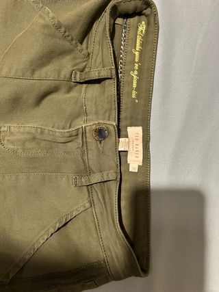 Jean verde marca Ted Baker London. 