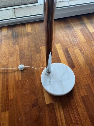 Lámpara cromada con pie de mármol 