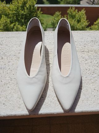 Manoletinas de piel beige Wonders
