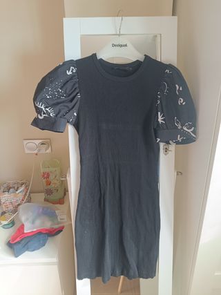 Vestido Desigual negro mangas abullonadas