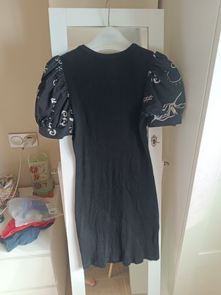 Vestido Desigual negro mangas abullonadas