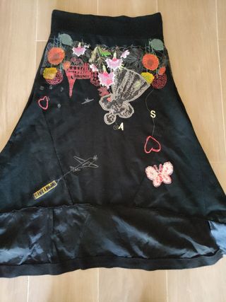 Falda Desigual Talla S Negra Multicolor. 
