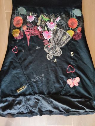 Falda Desigual Talla S Negra Multicolor. 