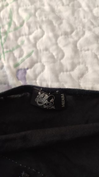 Camiseta con estampado de rostros