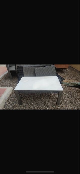 Mesa de jardín con tapa de cristal