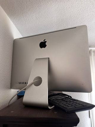 iMac Apple Plata y Negro 21.5 pulgadas año 2011