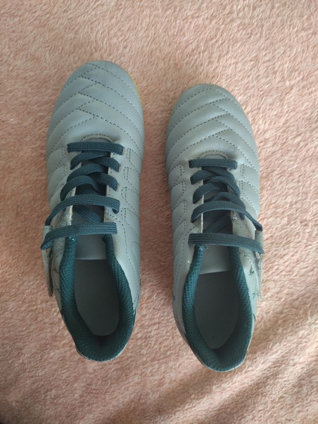 Botas de fútbol niño talla 31 kipsta
