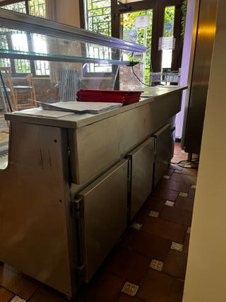 Nevera expositora con botellero