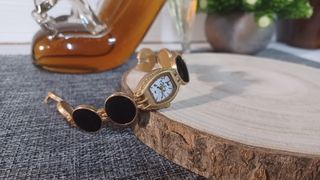 Reloj de pulsera dorado y negro