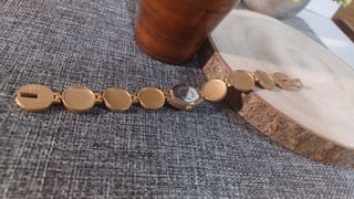 Reloj de pulsera dorado y negro