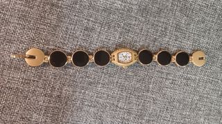 Reloj de pulsera dorado y negro