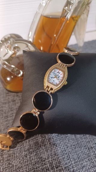 Reloj de pulsera dorado y negro