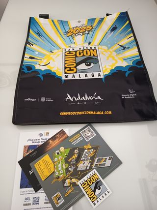 Bolsa San Diego Comic Con Málaga 2025 + Pegatina