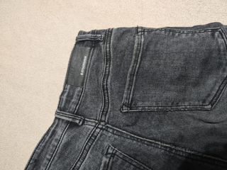 Pantalones vaqueros grises desgastados