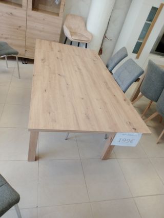 Mesa de comedor de madera