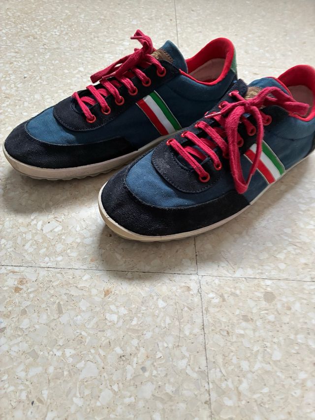 Zapatillas de vestir azul y rojo