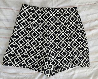Pantalón corto tiro alto estampado