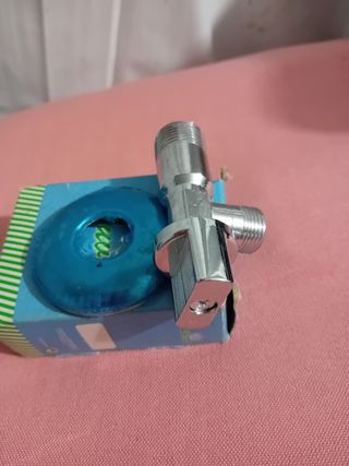 Llave escuadra fontanería.