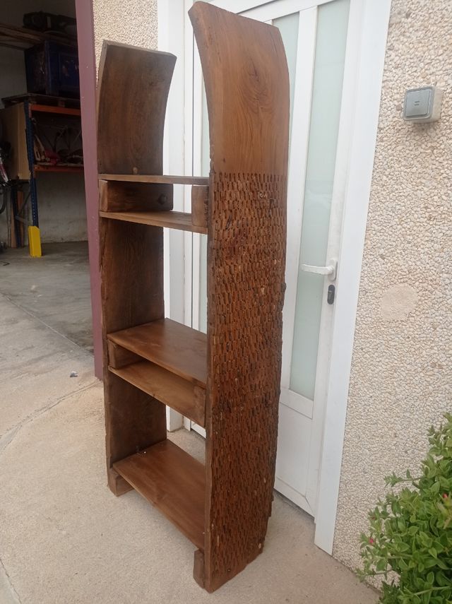 Estantería de madera rústica hecha con trilla